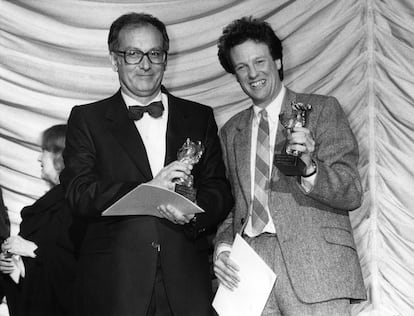La colmena ganó el Oso de Oro del Festival de Cine de Berlín, en 1983. En la imagen, Mario Camus junto al actor Edward Bennett, tras recibir el premio.