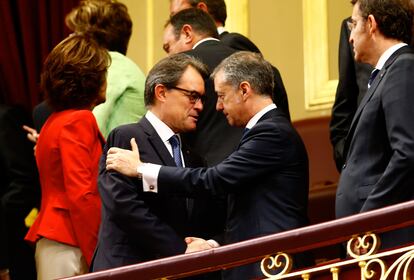 El presidente de la Generalitat de Cataluña, Artur Mas, y el lehendakari, Iñigo Urkullu, se saludan durante el acto de proclamación del Rey Felipe VI.