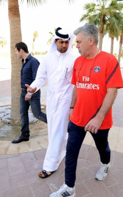 Al-Khelaifi, presidente del PSG, charla con el técnico Ancelotti.