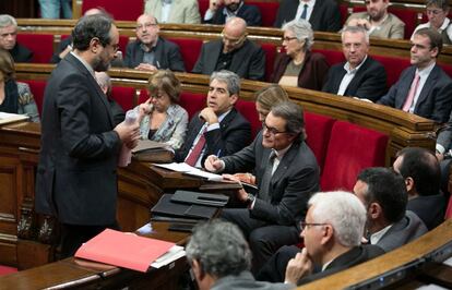 Antonio Baños (i), líder de la CUP, tras su intervención pasa junto al presidente en funciones, Artur Mas.