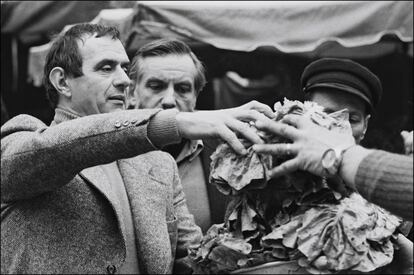 Paul Bocuse, cocinero francés, realiza unas compras en un mercado de Lyon en 1973.
