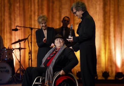 Bertolucci recebe o prêmio honorário por toda a sua carreira durante a cerimônia do European Film Awards de 2012 das mãos do presidente do evento, o diretor Wim Wenders, em Malta.