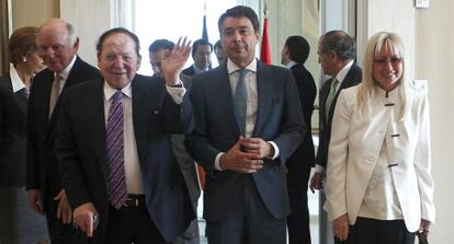 Las Vegas Sands&#039; Sheldon Adelson waves on a visit to Madrid with regional premier Ignacio Gonz&aacute;lez (c). 
