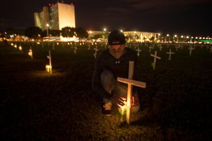 Integrantes de diversos movimientos sociales realizan un homenaje por las más de 400.000 muertes por la covid-19 en Brasil.
