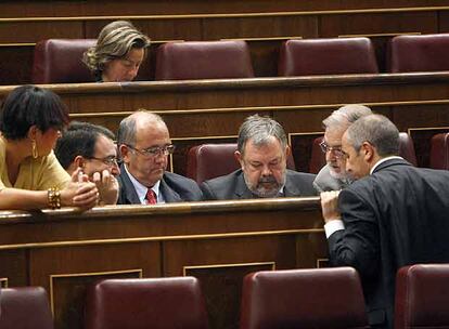 Los diputados del PNV intercambian impresiones en un momento del pleno de ayer.