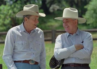 Ronald Reagan  y Mijaíl Gorbachov charlan durante la visita del ex presidente soviético a EE UU en mayo de 1992.