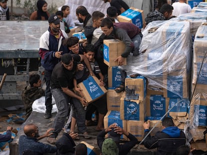 Un grupo de palestinos saquean un camión de ayuda humanitaria este domingo en Rafah.