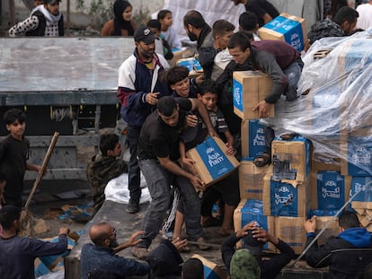 Un grupo de palestinos saquean un camión de ayuda humanitaria este domingo en Rafah.