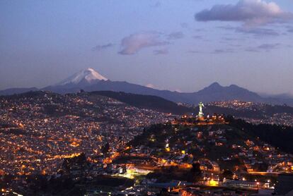 O vulcão Cotopaxi visto de Quito, no último dia 10 de agosto.