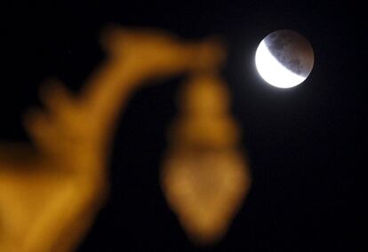 Siluetas y juegos de luces y sombras durante el eclipse total de Luna en la provincia de Nakhon Pathom en las afueras de Bangkok (Tailandia). Este fenómeno es el tercero de los cuatro eclipses lunares totales de 2014 y 2015, cada uno con seis meses de diferencia.