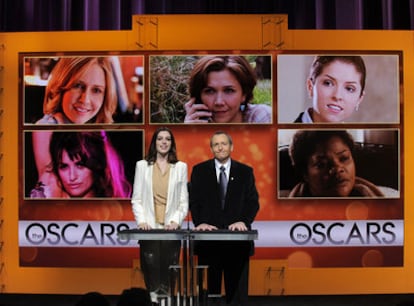 La actriz Anne Hathaway y el presidente de la Academia, Tom Sherak, leen la candidatura a mejor actriz de reparto, ayer en Los Ángeles.
Cartel del corto español de animación <i>La dama y la muerte.</i>