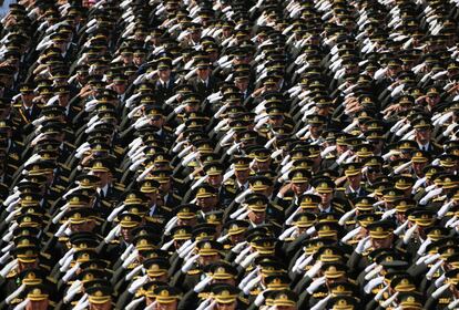 Miembros del ejércico turco en formación durante una ceremonia en el mausoleo Mustafa Kemal Atartuk en Ankara (Turquía) que marca el 96 aniversario del Día de la Victoria.