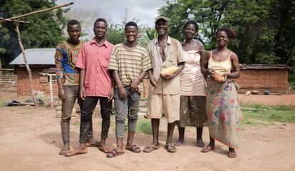 Retrato de la familia Kossivi, trabajadora del campo. Las mujeres de la familia se dedican al suministro de agua, las tareas domésticas, y la producción de aceite de palma