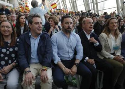 Santiago Abascal, entre José María Llanos (a su derecha), candidato a la Generalitat, e Ignacio Gil Lázaro, candidato al Congreso por Valencia.