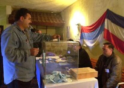 Un hombre deposita su voto en Braici, cerca de la capital, en las eleccionies celebradas ayer en Montenegro.