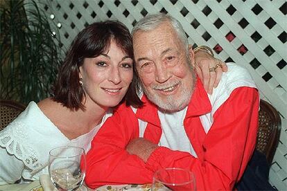 Anjelica, con su padre, celebra el 80º aniversario de éste el 5 de agosto de 1986.