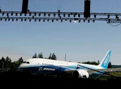 El primer B-787 salido de la cadena de producción, presentado ayer.