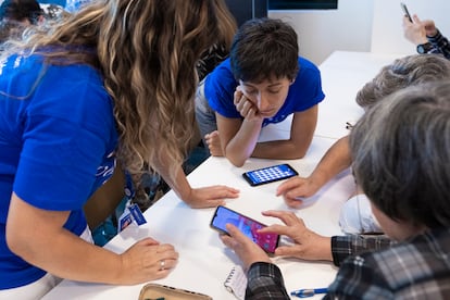 En los talleres, los jóvenes ayudan a los mayores a manejarse con el teléfono móvil y las apps del día a día, como WhatsApp, y a disfrutar de un uso más seguro de la tecnología.