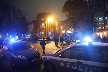 Varios policías vigilan en la entrada del estadio Renato Dall'Ara de Bolonia, donde se disputa el amistoso entre Italia y Rumania