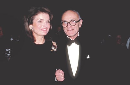 Philip Johnson con Jacqueline Kennedy en Nueva York, en 1983.