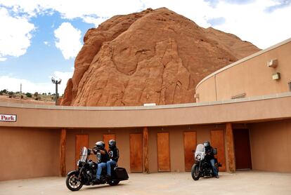 Miembros de la Nación Navajo parten en motocicletas después de asistir al Rodeo anual del Ceremonial Intertribal en Gallup, Nuevo México, el 14 de agosto.