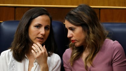 Las ministras de Derechos Sociales, Ione Belarra, y de Igualdad, Irene Montero, el 21 de marzo en el Congreso de los Diputados.