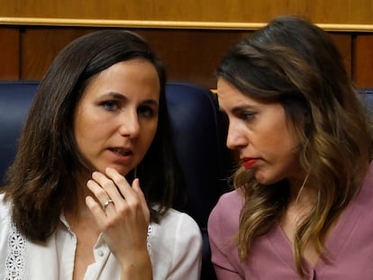 Las ministras de Derechos Sociales, Ione Belarra, y de Igualdad, Irene Montero, el 21 de marzo en el Congreso de los Diputados.