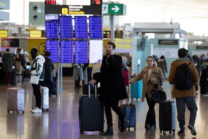 Varios viajeros, a finales de diciembre en la terminal 1 del Aeropuerto Josep Tarradellas Barcelona-El Prat.