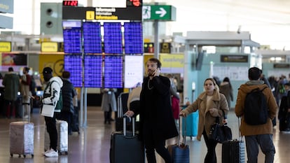 Varios viajeros, a finales de diciembre en la terminal 1 del Aeropuerto Josep Tarradellas Barcelona-El Prat.