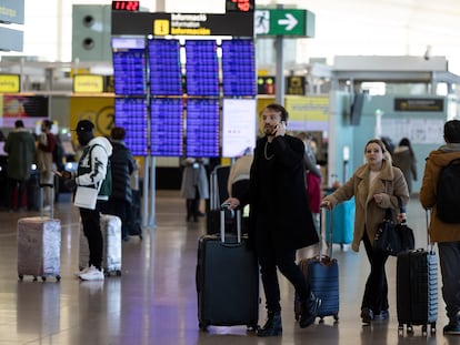 Viajeros en la Terminal 1 del Aeropuerto Josep Tarradellas Barcelona-El Prat este 26 de diciembre.