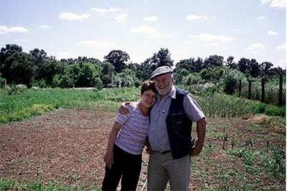 El matrimonio Mircea y Lucia Popa, en los alrededores de Tesior, un pequeño pueblo 30 kilómetros al sur de Bucarest, en el que tienen su segunda residencia con un huerto entre árboles frutales, cerezos, nogales, almendros y acacias impenetrables que nadie limpia pero que nunca se queman.