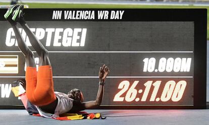 El atleta ugandés Joshua Cheptegei, vigente campeón mundial del 10.000m, batió el récord del mundo de distancia en Valencia (España), dejando la nueva plusmarca en 26 minutos, 11 segundos y 00 centésimas.
