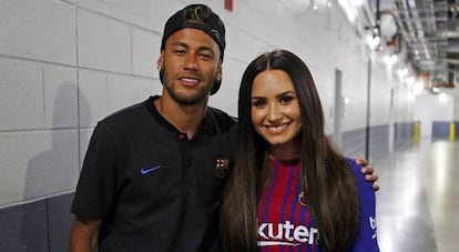 El jugador del FC Barcelona Neymar y la cantante Demi Lovato.