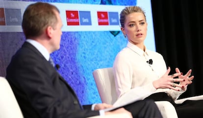 El editor de The Economist Tom Standage y Amber Heard.