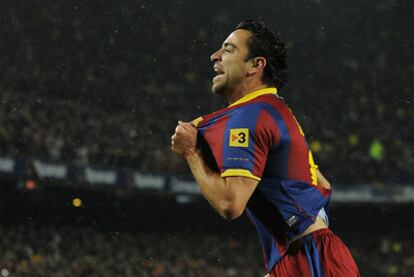 Xavi celebra su gol, el primero del Barça al Madrid.