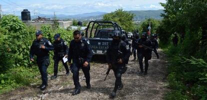 Police officers searching for the students who went missing in Iguala.