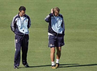 Bernd Schuster (a la derecha), junto al segundo entrenador del Madrid, Manolo Ruiz.