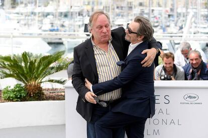 Gary Oldman (d) y el productor Douglas Urbanski, en Cannes.