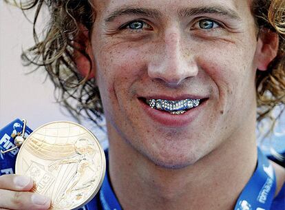 Ryan Lochte muestra su medalla de oro.