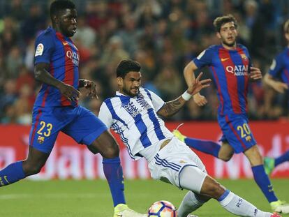 Umtiti disputa el bal&oacute;n con Yuri. 