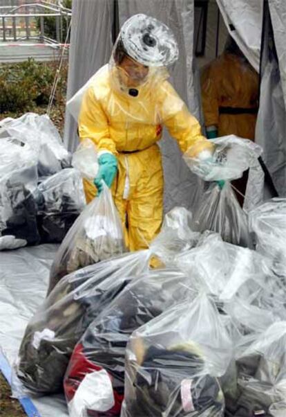 Un médico con traje aislante durante un simulacro de emergencia en Berlín.