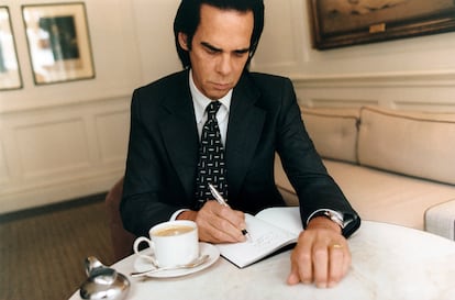 Nick Cave toma notas con pluma Montblanc y actitud de 'rockstar' tranquilo. 