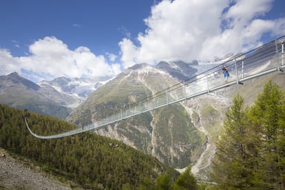 Un puente que deben evitar quienes tengan miedo a las alturas es el <a href="https://www.europabruecke.at/" target="_blank">Europabrücke</a> (Puente de Europa), el puente colgante peatonal más largo del mundo, con 494 metros de largo. Se encuentra en el Cantón del Valais, cerca de Randa (Suiza) y desde julio de 2017 conecta dos zonas del llamado Camino europeo (Europaweg): Grächen y Zermatt. Su punto más alto está a 85 metros sobre el suelo del valle y quien lo atraviesa a pie puede contemplar unas maravillosas vistas del pico Matterhorn —de 4.478 metros de altura— y las cumbres más altas de los Alpes Suizos. <a href="https://elpais.com/elpais/2017/07/31/album/1501489275_096799.html" target="_blank">El puente</a> fue construido en tan solo 10 semanas y para evitar que se balancee demasiado se instalaron unas cuerdas de sujeción que pesan ocho toneladas.