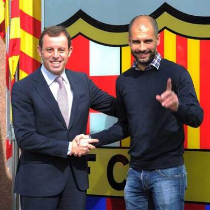 Sandro Rosell y Pep Guardiola, tras firmar la renovación del técnico.