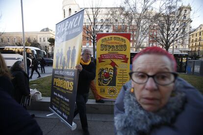 Concentración independentista en el Paseo del Prado de Madrid, este martes con motivo del comienzo del juicio del 'procés' en el Tribunal Supremo.