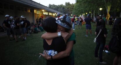 Dos mujeres se abrazan a la salida de la &uacute;ltima etapa de la marcha.