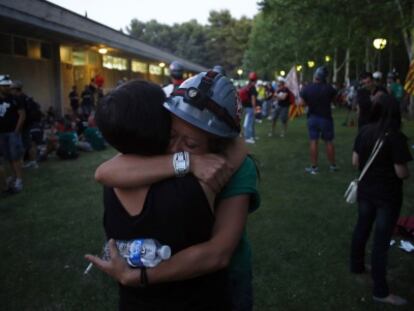 Dos mujeres se abrazan a la salida de la última etapa de la marcha.
