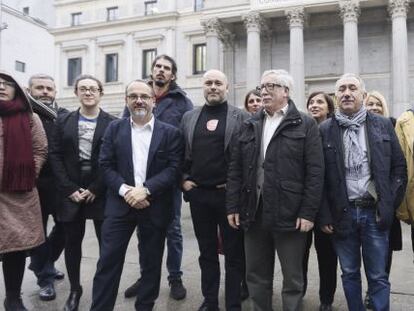 Los secretarios generales de CCOO y UGT, Ignacio Fern&aacute;ndez Toxo, y Pepe &Aacute;lvarez, posan ante el Congreso con diputados que apoyaron la renta m&iacute;nima de 426 euros.