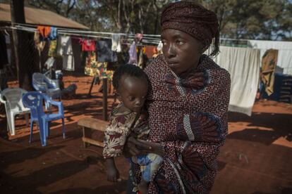 Juliette huyó de Burundi con sus cuatro hijos debido al aumento de la violencia. Llegaron al campo de Nyarugusu el 29 de junio. Sus hijos, de seis,cuatro y tres años y su bebé Elise, de cinco meses. Su viaje hasta Tanzania no fue fácil, las milicias le robaron el único dinero que tenía y llegó sin pertenencias ni dinero, solo con la ropa que sus niños y ella llevaban puesta. En el campo, Juliette y sus hijos duermen en el suelo, en tiendas con otros refugiados. Está deseando volver a casa cuando acabe la violencia. “Mi bebé Elise entró en la clínica ayer, sigue vomitando y con diarrea. Me siento culpable porque no puedo darle el pecho. No me queda leche porque estoy enferma, tengo infección en el pecho y no paro de toser. La están tratando con leche y medicinas, pero está tan delgada que lloro de pensar el dolor que está pasando. Si hay paz me gustaría volver a casa, pero no sé cuándo será posible o si aún tendré cuatro hijos cuando vuelva. Vivo cada día aterrada”.