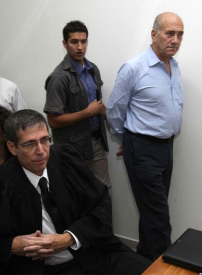 Ehud Olmert, antes del inicio del juicio en el que es imputado.